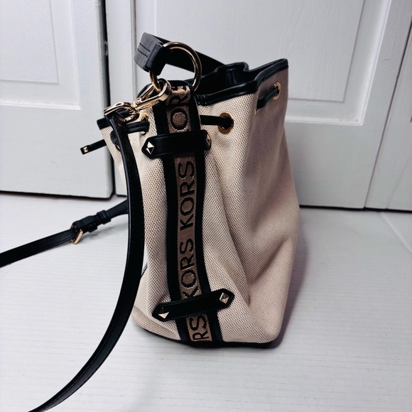 Price firm MICHAEL KORS Maeve Medium Canvas Bucket Bag - Picture 5 of 11